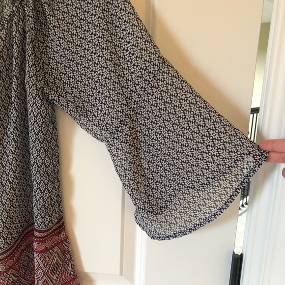 No Comment Large Flowing Blouse. Loose Sleeves. Square Neck. Tie at Neck. - Picture 3 of 6